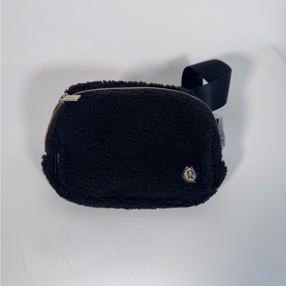 NWOT Lululemon Athletica Everywhere fluffy bag - Picture 2 of 3
